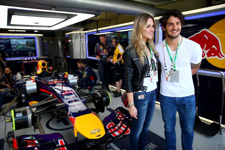 Pato, 25 anni, visita il box della Red Bull con la nuova fidanzata, la showgirl brasiliana Fiorella Mattheis, 26. (Getty Images)